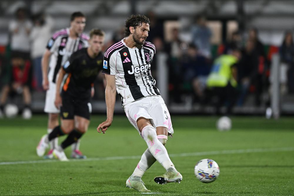 邮报：谢周三连续欠薪三个月，和伯恩利的热身赛被球员罢赛